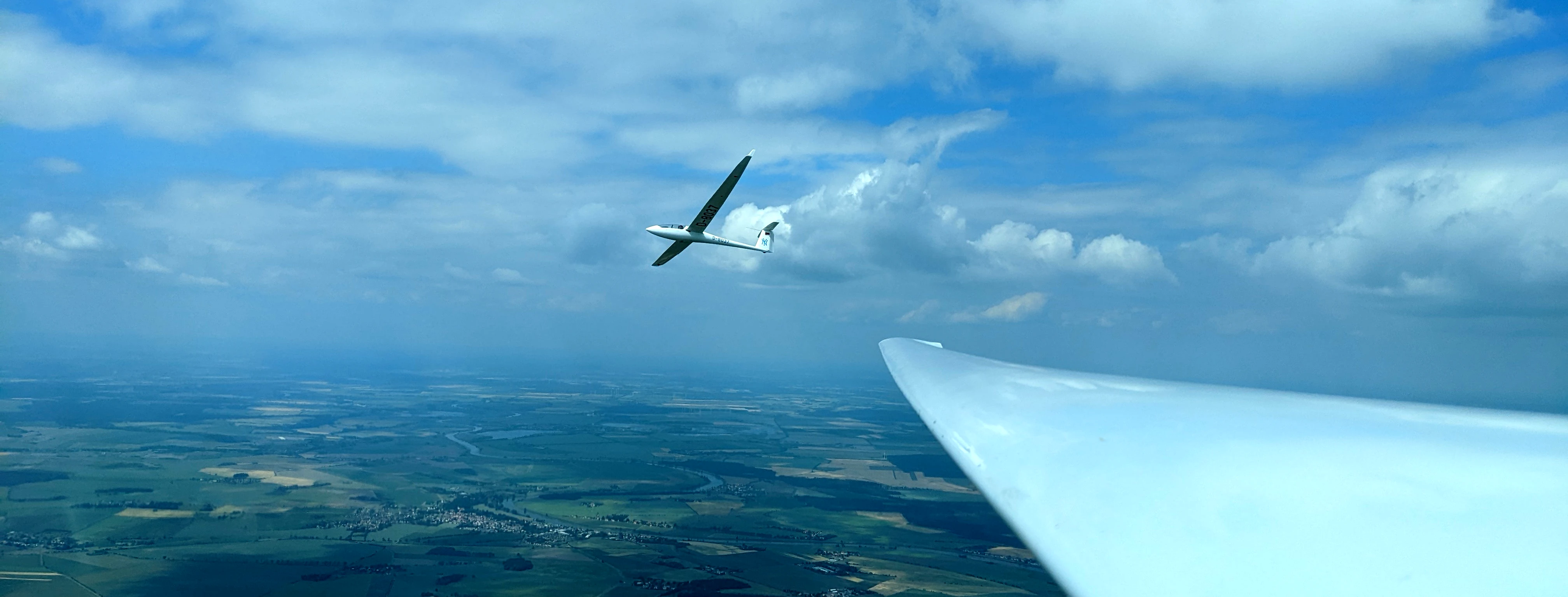 Picture of a Discus 2b flying next to a Std. Libelle's wing